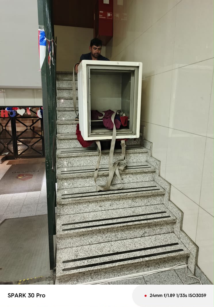 Traslado de caja fuerte por escalera
