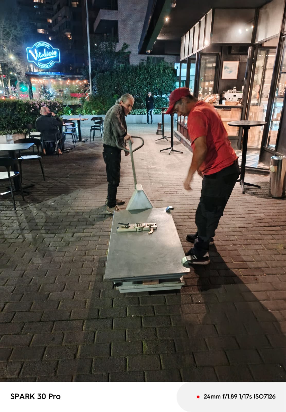 Equipo trasladando una caja fuerte en Santiago